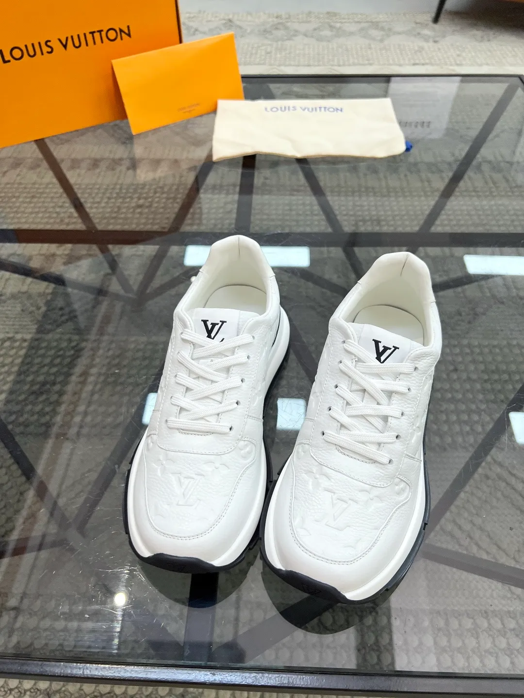 Factory price: 480💰LV🔍Top purchasing agent🇮🇹 Road Street God's new sneakers are coming and are available at counters simultaneously. Original factory configuration, original cowhide fabric imported from Italy, high-quality embossed splicing complex process, sports trendy person, imported water-dyed sheepskin lining, soles: Wang Yuan factory specially provides original soles, super comfortable, original factory single goods 🔍🔍High quality, you can enter and leave the counter at will, welcome to compare and synchronize with the counter, code number 38-44, customized 45